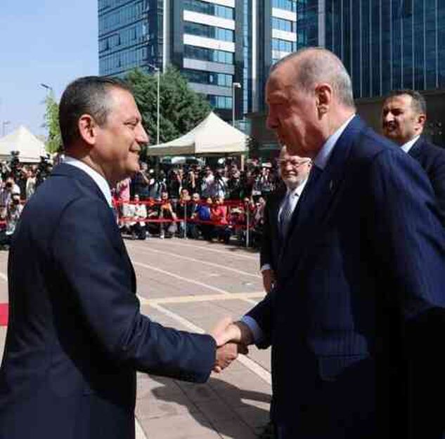 Cumhurbaşkanı Erdoğan, CHP Genel Merkezi'nde! Özgür Özel kapıda karşıladı