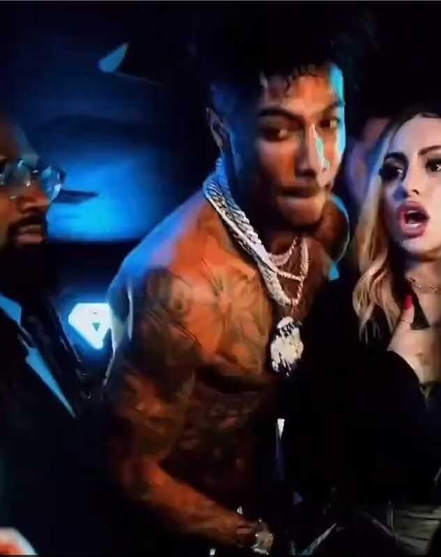 Amerikalı repçi sahneye çıkardığı kadını iterek sahneden aşağı attı