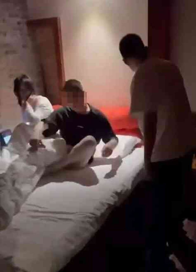 Çin'de bir adam karısını otel odasında başka bir adamla bastı! O sırada çiftin 5 yaşındaki kızı da odaydaydı