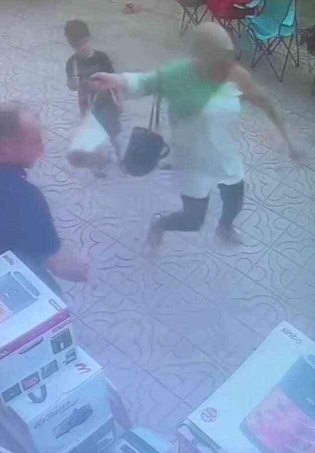 2 yaşındaki çocuk sevmek istediği köpeğin saldırısına uğradı