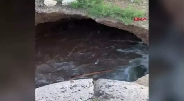 The formation of a sinkhole in Konya was captured second by second with a mobile phone.