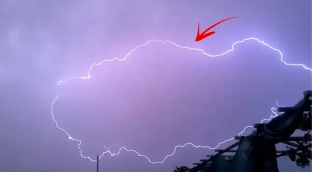 A surprising sight in the sky! Lightning struck and formed the map of Turkey.
