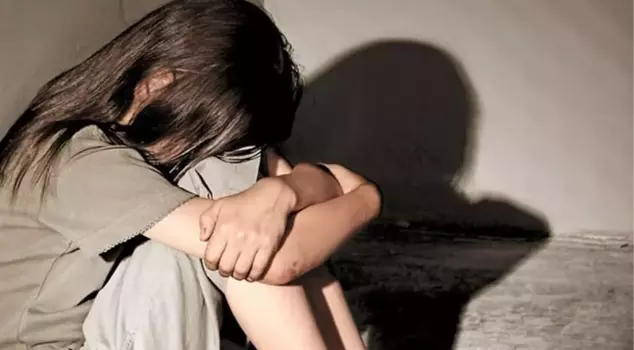 معلم يعتدي جنسيا على ستة طالبات يبلغن من العمر 12 عامًا! قصص الأطفال المروعة