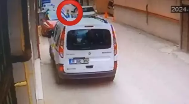 تحت عجلات السيارة ، علق طفل يبلغ من العمر 3 سنوات فجأة على الطريق.