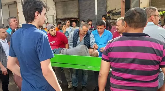 تم نقل المواطن الذي صدمته السيارة إلى المستشفى بواسطة تابوت.