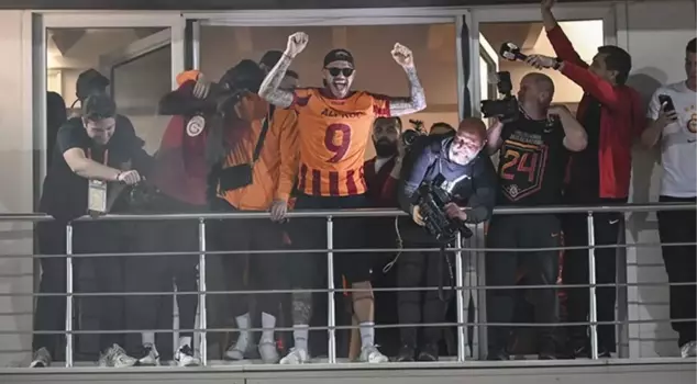 He also made an impact on the night! Icardi wore an Ali Koç jersey at the championship celebration in Florya.