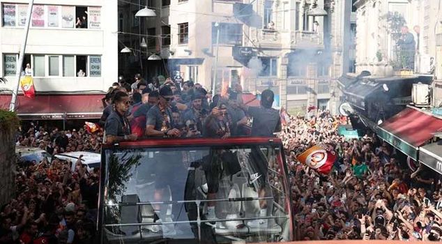 بدأت احتفالات فريق غلطة سراي بالبطولة! الشوارع في اسطنبول صارت صفراء وحمراء.