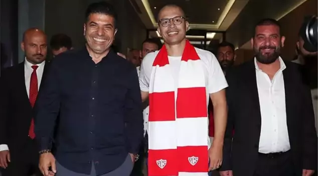 Antalyaspor's new coach, Alex de Souza, arrived in Turkey to sign the contract.