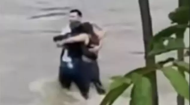 سيل أودى بثلاثة أصدقاء من الحياة! بعد ثوانٍ من أنهم احتضنوا بعضهم البعض، جرفتهم التيارات.