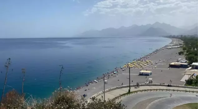 The hot weather in Antalya made tourists miss Konyaaltı Beach.