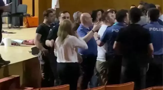 На выпускной церемонии в Шишли огромный экран упал на студентов: 6 пострадавших.