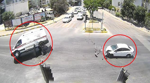 لحظة وقوع حادث سيارة الإسعاف التي تحاول الوصول إلى المستشفى مسجلة على الكاميرا.