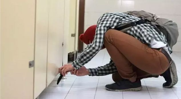تصرف فاضح تجاه فتاة قاصر في الخامسة عشرة من عمرها! تم ضبطها وهي تلتقط صورتها سرا في الحمام.