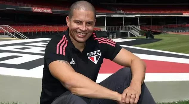 Alex de Souza is transferring Fenerbahçe's striker.
