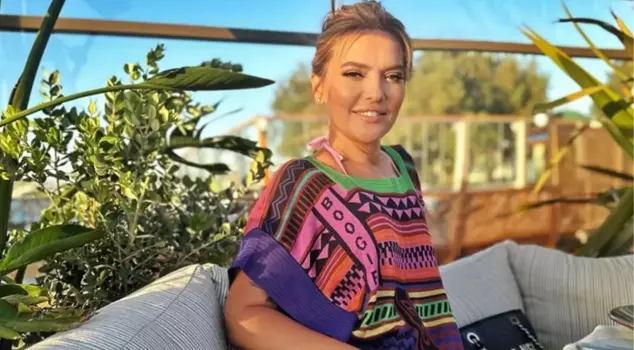 Demet Akalın, who posed in a bikini, went overboard with photoshop and erased her belly button.