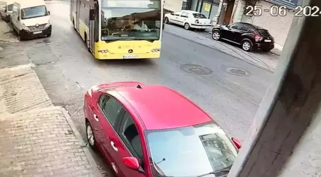IETT bus crashed into 4 vehicles!