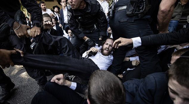 Haredi Jews took to the streets in Israel to protest mandatory military service: 10 arrests were made.