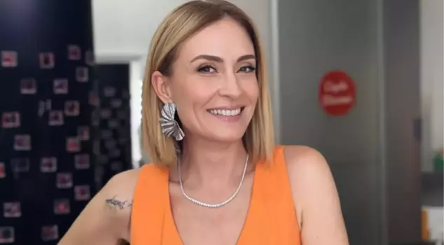 Ceyda Düvenci, who was on vacation in Tanzania, got African braids done on her hair.