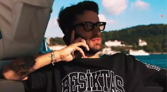 The fans can't sit still out of curiosity! Who did Rafa Silva talk to on the phone?