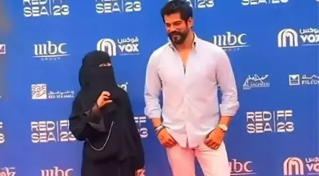 Burak Özçivit rejected a female fan who wanted to make a heart sign with him.