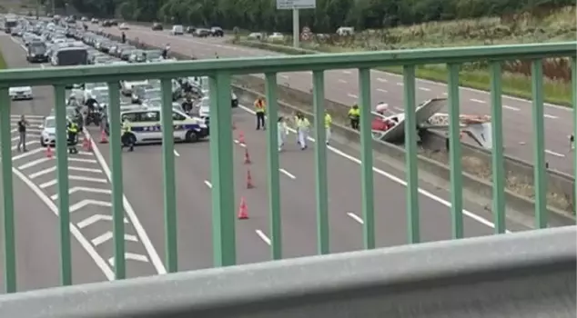 A plane crashed on the highway in France: 3 dead.