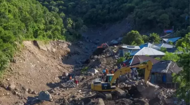 A collapse occurred in an illegal gold mine in Indonesia due to heavy rains: 11 people died, 19 people went missing.