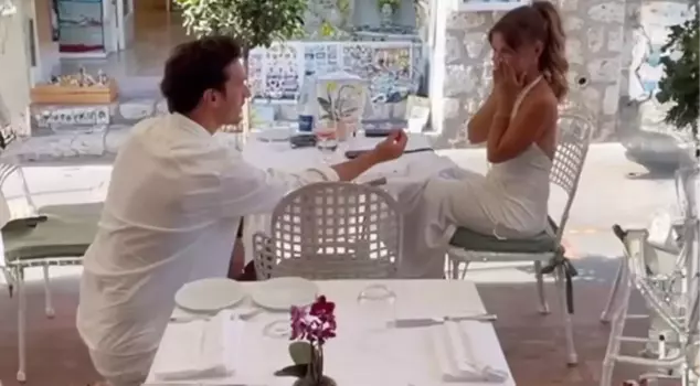 Feyyaz Şerifoğlu proposed to his girlfriend Merve Dinçkol for marriage.