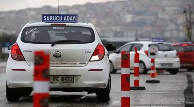 verilecek. Artık park manevrasında başarısız olan sürücü adayları, sınavın diğer bölümlerini tamamladıktan sonra ikinci bir şans daha elde edecekler. Bu değişiklik, sürücü adaylarının daha fazla pratik yapma imkanı bulmalarını sağlayacak ve sürüş becerilerini geliştirmelerine yardımcı olacaktır. Bu yeni kural, sürücü adaylarının daha fazla özgüven kazanmalarını ve sürüş sınavında daha başarılı olmalarını hedeflemektedir.