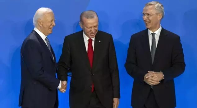 Erdoğan and Biden's brief chat! Family photo at the NATO summit.