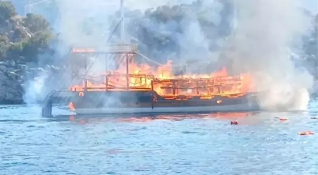 Fire on a tour boat in Marmaris, Muğla! There are injured people.