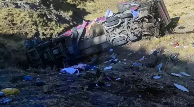 A passenger bus in Peru rolled off a 200-meter cliff: 29 dead, 13 injured.
