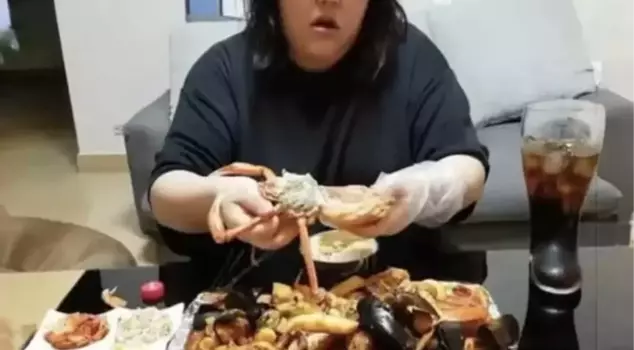 Chinese phenomenon Pan Xiatoing died from overeating.