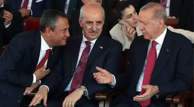 Memorable moments at the ceremony in Northern Cyprus! A friendly conversation between Erdoğan and Özel caught attention.