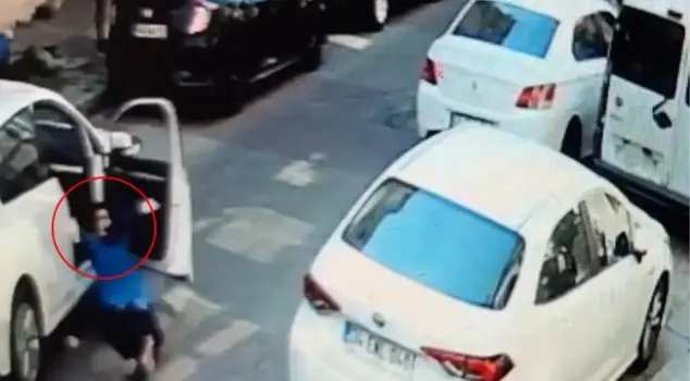 Terrifying Moments in Istanbul: Woman Throws Herself Out of the Vehicle and Gets Dragged for Meters.