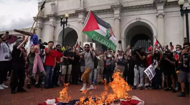 While Netanyahu was speaking at the Congress, protesters burned the American flag.