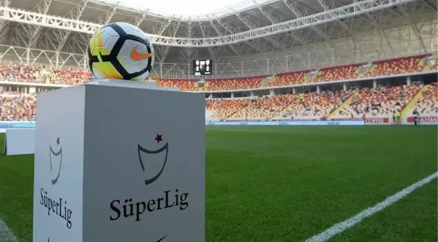 The logo of the Süper Lig and the championship trophy have changed.