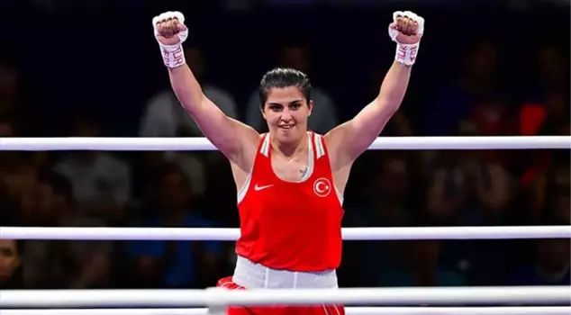 The last Olympic champion, national boxer Busenaz Sürmeneli, advanced to the quarter-finals in Paris.