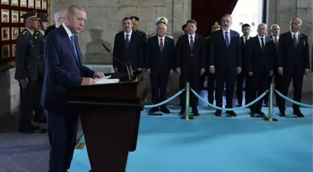 Erdoğan's visit to Anıtkabir before the YAŞ meeting! Here is the striking note recorded in the Special Notebook.