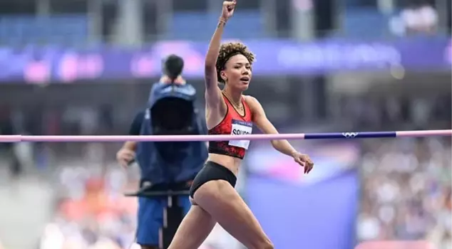 One out of two people succeeded in this! National athlete Buse Savaşkan has advanced to the women's high jump final.