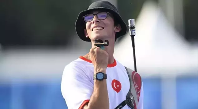 National Archer Mete Gazoz advanced to the quarter-finals by defeating his opponent 6-5 after being 5-1 behind in the match.