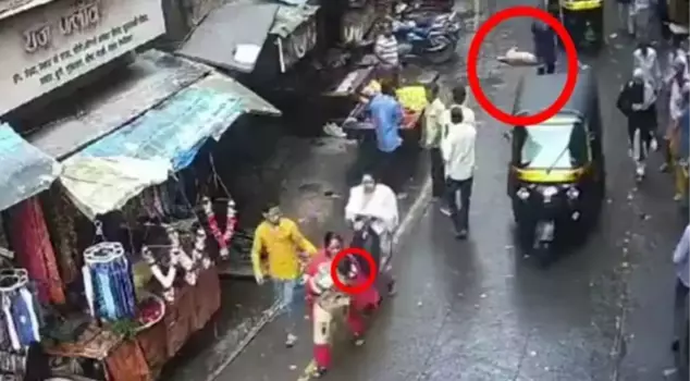 A 4-year-old girl in India, who was hit by a hunting dog falling from the 5th floor, lost her life.