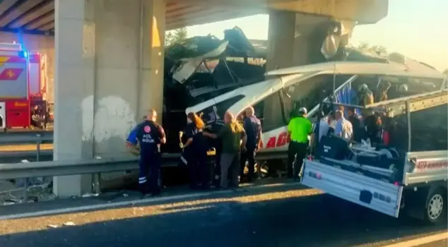 A passenger bus got stuck at the foot of a bridge in Ankara! 9 people died, 26 people were injured.