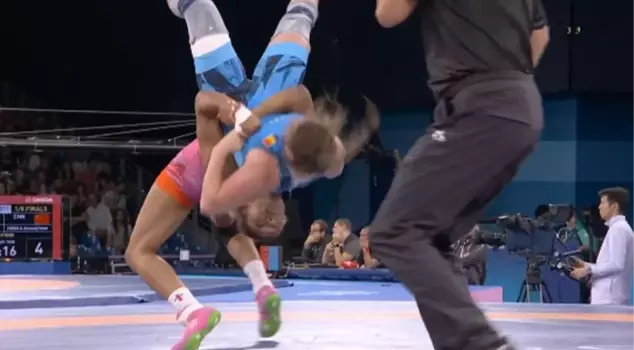 The unluckiest one in the Olympics! The wrestler who had a wrestler fall on his neck left the mat on a stretcher.