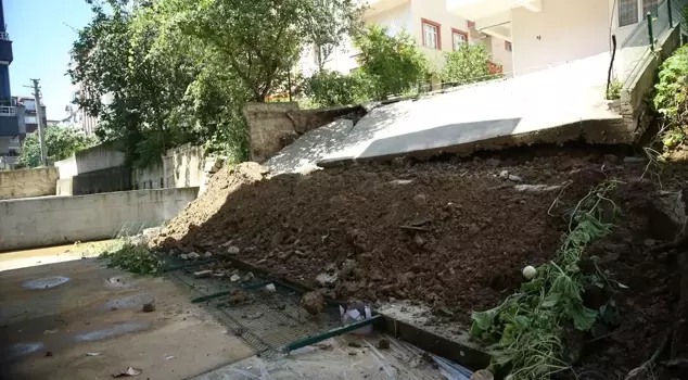 The retaining wall collapsed in Ordu, and the apartment building was evacuated.