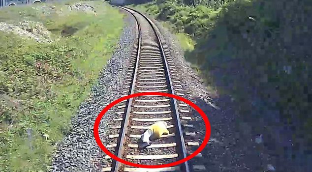 Death came on the rails like this! The accident in which the elderly woman lost her life was captured on camera.