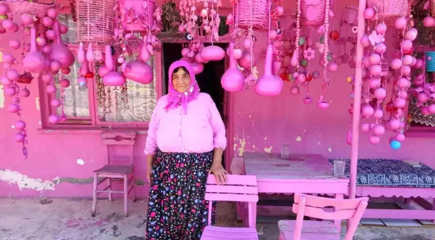 Aunt Sakine's house amazes those who see it! It is impossible to see any color other than pink.