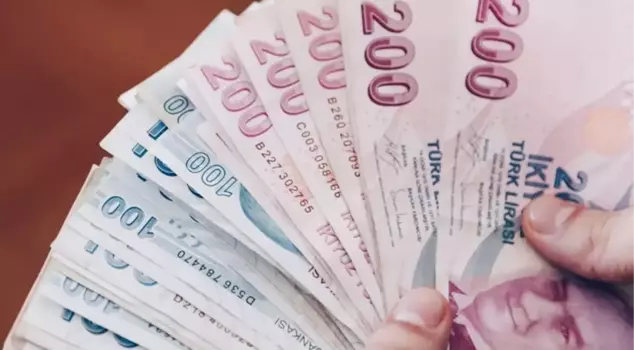 What will be the minimum wage for the year 2025? There are two figures on the table.