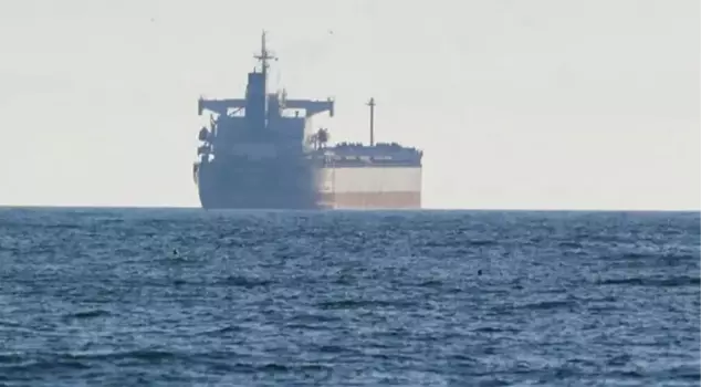 Missile attack on a cargo ship off the coast of Yemen: The ship's engine was damaged and a massive fire broke out.