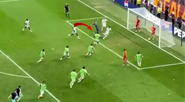 بعد هدفه الذي سجله، بدا وكأنه مجنون! هذه هي لحظات موسليرا وهو يركل لاعب يونغ بويز