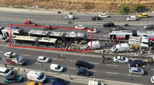 حادث حافلة المتروبوس في اسطنبول يؤدي إلى مقتل شخص وإصابة 50 آخرين، وتم تسجيله بالكاميرا.